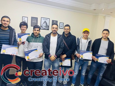 صور للطلاب اثناء التخرج